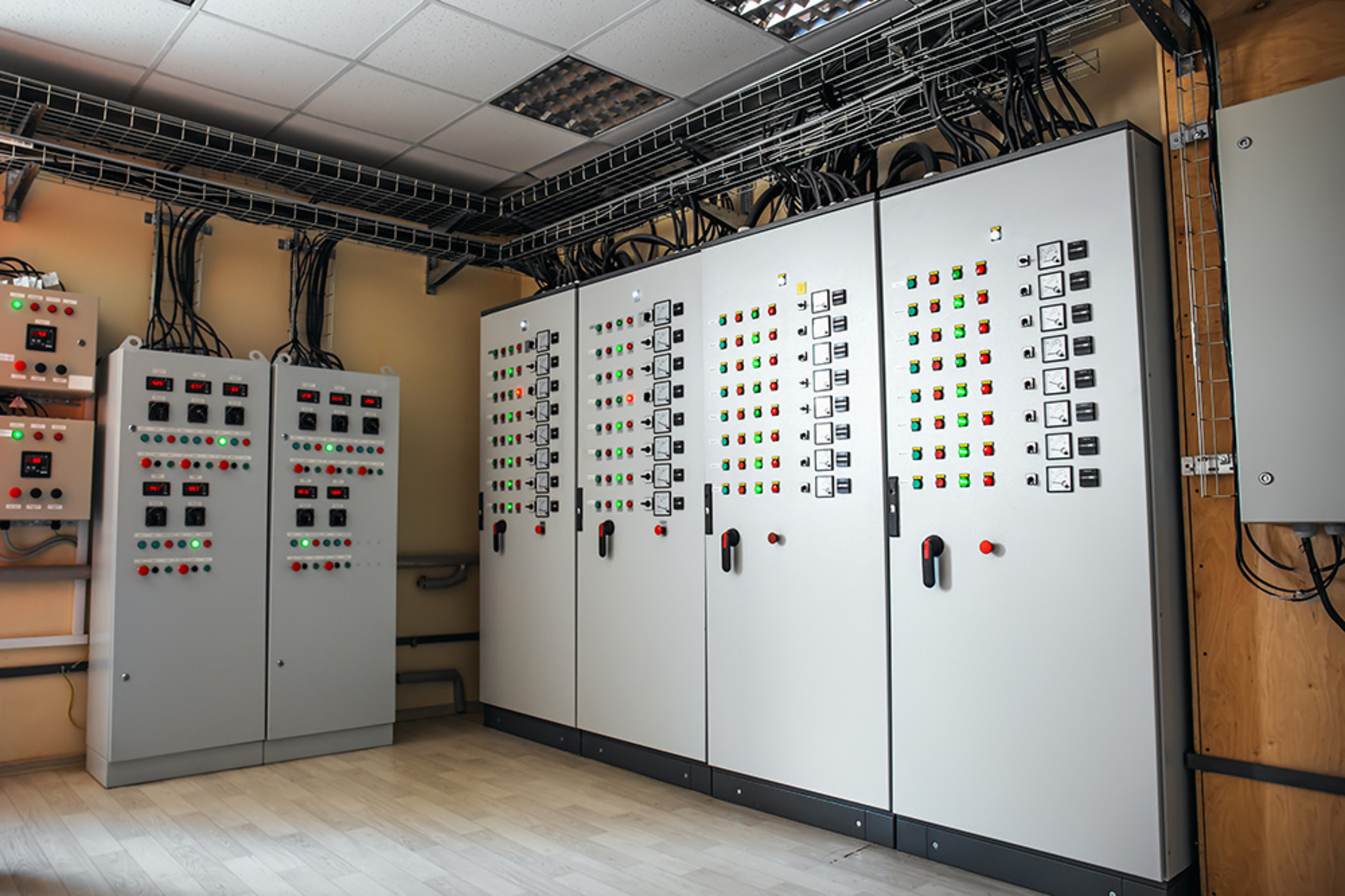 Schalt­anlagen­bau bei EPS Elektrotechnik in Riedstadt