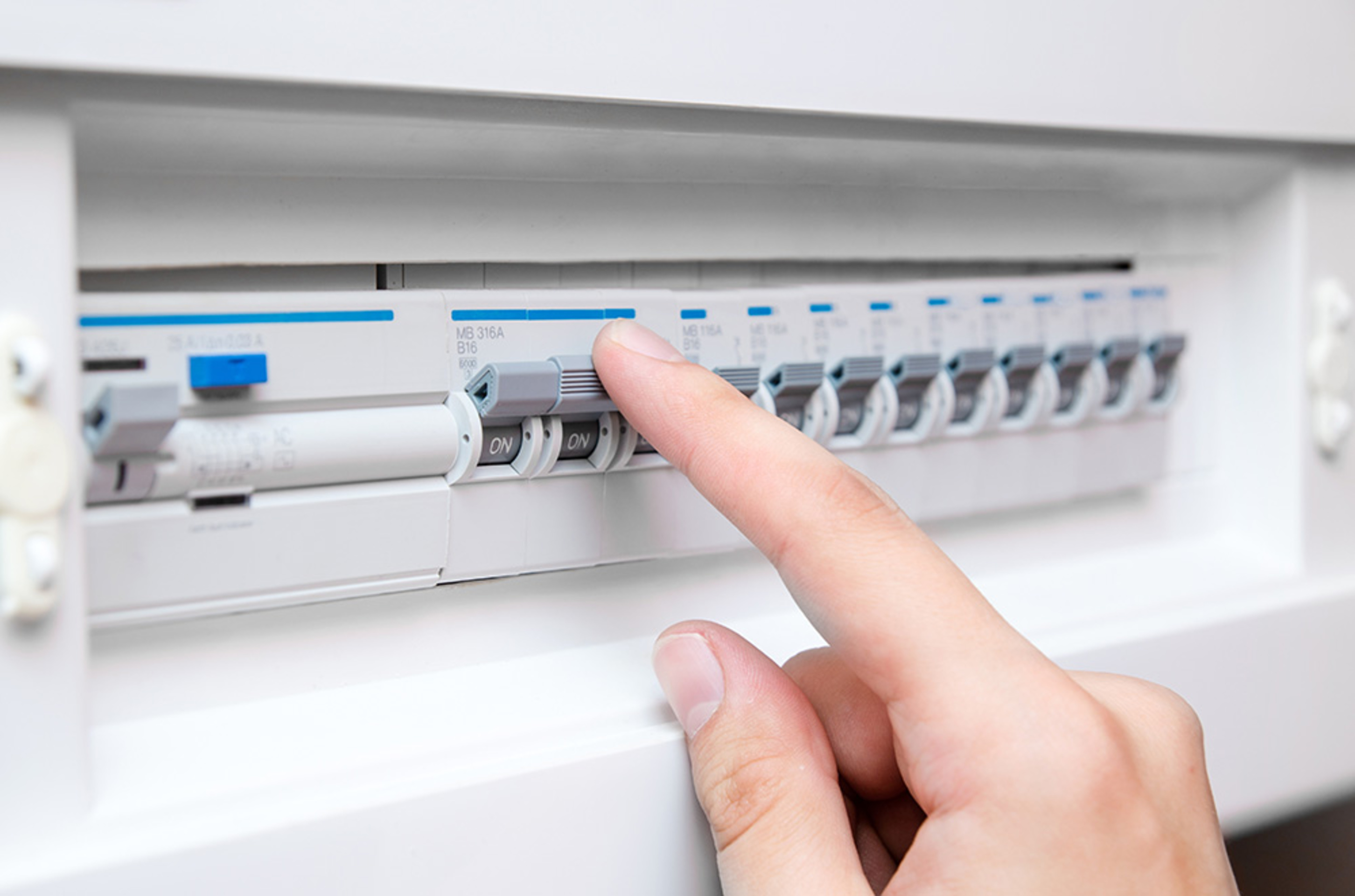Schalt­schrank­bau bei EPS Elektrotechnik in Riedstadt